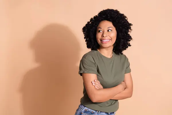 Retrato Chica Positiva Con Pelo Afro Vestido Elegante Camiseta Brazos — Foto de Stock
