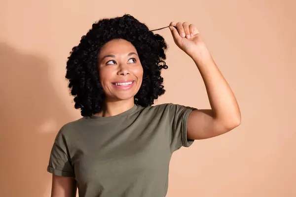 Foto Divertido Buen Humor Mujer Agradable Con Afro Peinado Desgaste — Foto de Stock