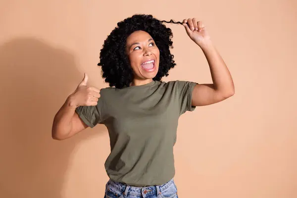 Zdjęcie Optymistycznej Kobiety Afro Fryzury Nosić Khaki Shirt Spojrzeć Curl — Zdjęcie stockowe