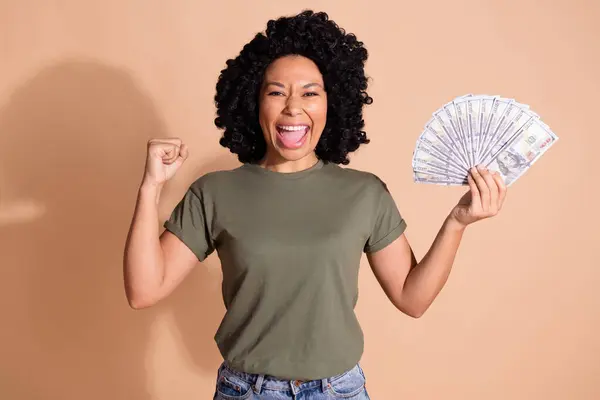 Photo Overjoyed Woman Afro Hairstyle Wear Khaki Póló Tartsa Pénzt — Stock Fotó