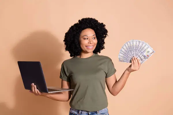 Potret Gadis Puas Mengenakan Shirt Terus Laptop Melihat Dolar Lengan — Stok Foto