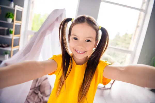 Zdjęcie Portret Uroczej Dziewczynki Zrobić Selfie Zdjęcie Zębaty Uśmiech Ubrany — Zdjęcie stockowe