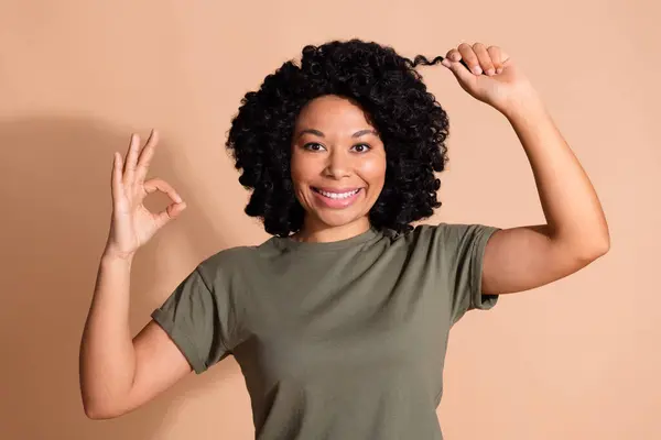 Foto Mujer Atractiva Con Afro Peinado Desgaste Caqui Camiseta Toque — Foto de Stock
