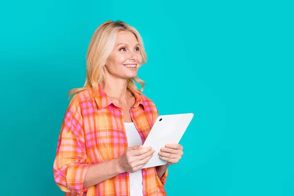 Photo Nice Person Blond Hairstyle Dressed Checkered Shirt Hold Tablet — Stock Photo, Image