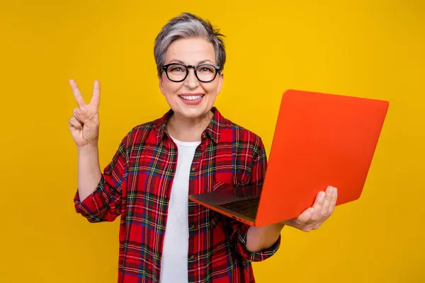 Photo Pretty Friendly Lady Toothy Smile Hold Laptop Demonstrate Sign — Stock Photo, Image