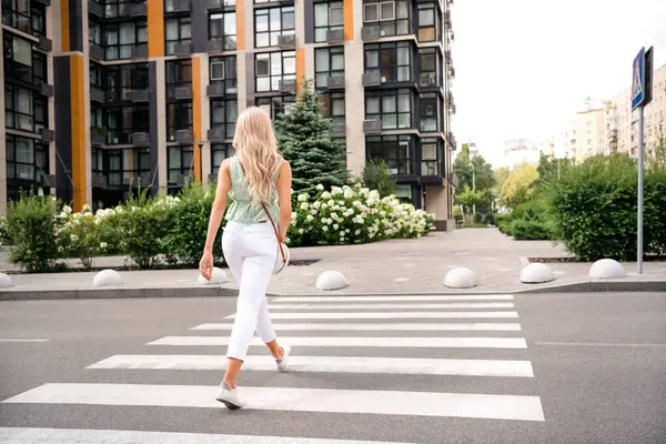Bakifrån Visa Foto Söt Bedårande Glad Flicka Promenader Stad Gata — Stockfoto