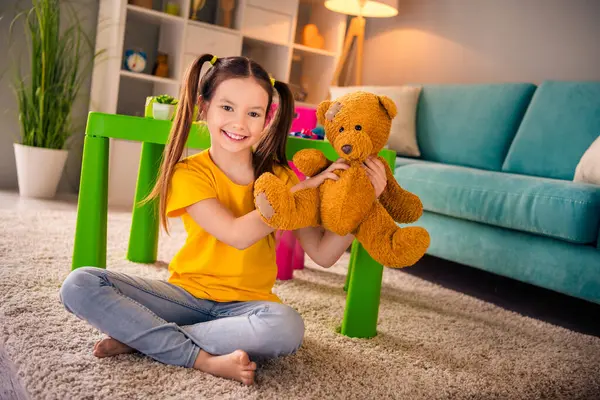 Foto Retrato Adorável Menina Pequena Sentar Chão Segurar Mostrar Ursinho — Fotografia de Stock
