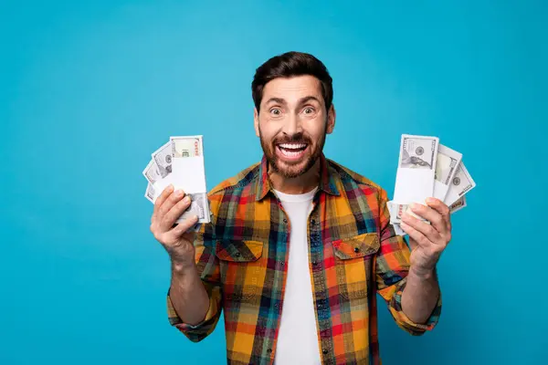 Porträtt Överlycklig Kille Med Stubb Vinna Gäng Dollar Sedlar Lotteri — Stockfoto