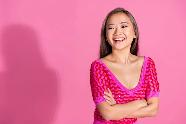 陽気な自信を持った女性の写真 着飾られた編まれたシャツの腕の折り畳まれた見た目 Emtpy スペース隔離されたピンク色の背景 — ストック写真