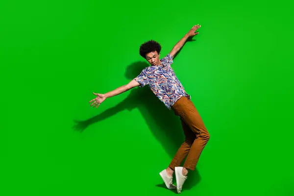 Genç Pozitif Funky Nin Vücut Ölçülerinde Fotoğrafı Parmak Uçlarında Dans — Stok fotoğraf