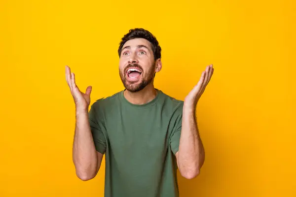Photo Shocked Excited Guy Dressed Green Shirt Rising Arms Looking — Stock Photo, Image