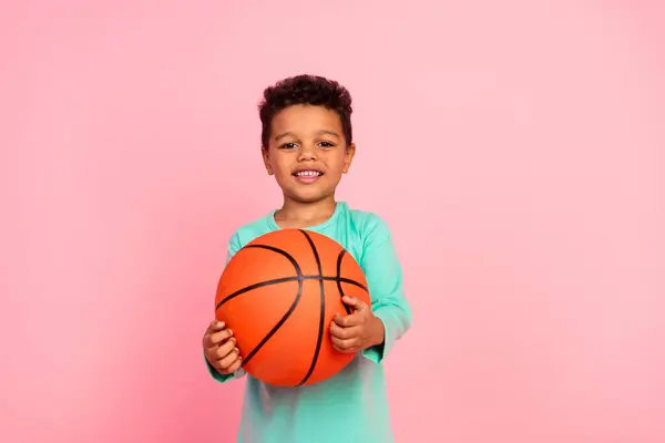 Foto Porträt Von Niedlichen Kleinen Jungen Basketballspiel Tragen Trendige Aquamarin — Stockfoto