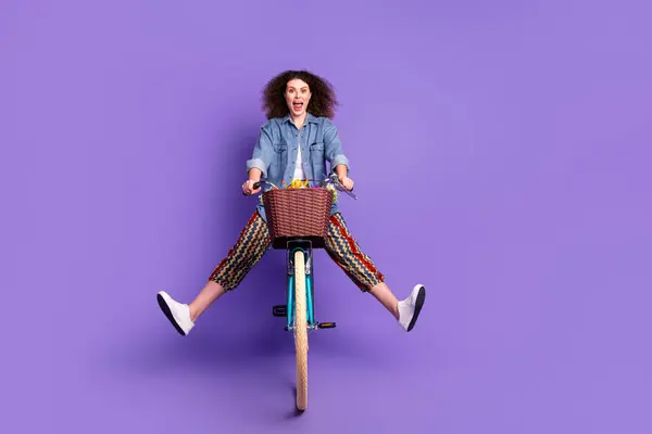 Potret Wanita Cantik Yang Mengendarai Sepeda Ruang Kosong Mengenakan Kemeja — Stok Foto