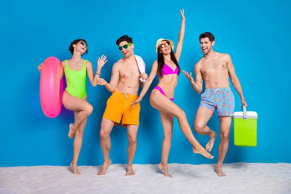 Eğlenceli Arkadaşlarla Dolu Uzun Bir Fotoğraf Bikini Giymiş Bir Şirket — Stok fotoğraf