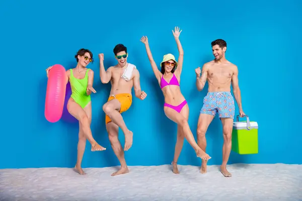 Full Längd Foto Imponerade Bekymmerslösa Kompisar Företag Klädd Bikini Har — Stockfoto