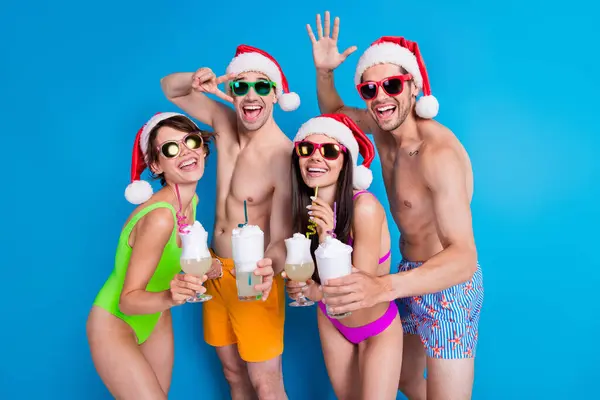 团体的照片人们最好的朋友休息放松度假胜地欢呼雀跃酒精饮料庆祝圣诞节孤立的蓝色背景 — 图库照片