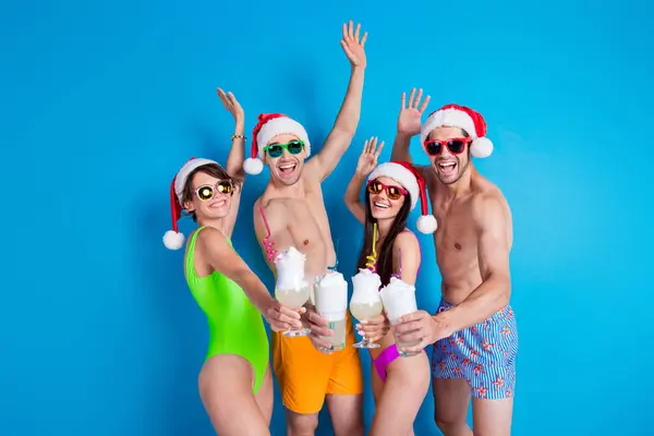 Foto Van Beste Vrienden Mensen Badpak Bikini Toast Drankjes Vieren — Stockfoto