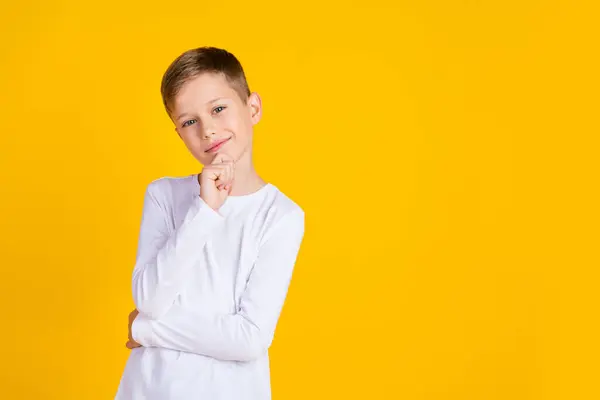 Photo Doux Enfant Positif Habillé Blanc Chemise Bras Menton Vide — Photo