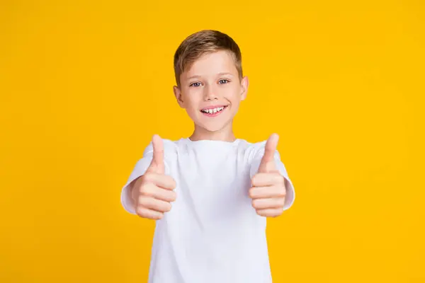 Foto Von Fröhlich Selbstbewussten Kind Gekleidet Weißes Hemd Lächelnd Zeigt — Stockfoto