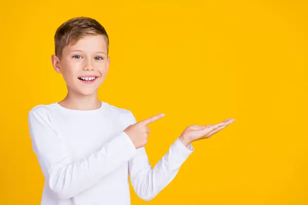 Foto Positiver Aufgeregter Junge Trägt Weißes Hemd Geschlossen Zeigt Finger — Stockfoto