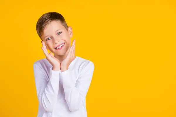 Photo Enfant Doux Rêveur Habillé Chemise Blanche Bras Joues Souriant — Photo