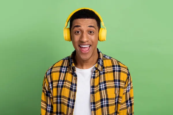 Retrato Hombre Positivo Asombrado Boca Abierta Escuchar Nuevos Auriculares Canción — Foto de Stock