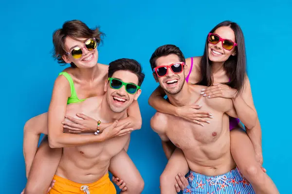 Neşeli Funky Arkadaşlarının Fotoğrafı Bikini Giymiş Şirketler Arkada Geziyorlar Eğlenceli — Stok fotoğraf