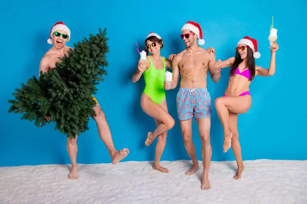 Foto Grupp Människor Bästa Vänner Förbereda Julfest Resort Isolerad Blå — Stockfoto
