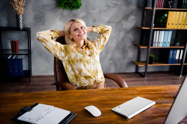 Retrato Alegre Mujer Negocios Relajado Usar Blusa Elegante Sentado Disfrutando — Foto de Stock