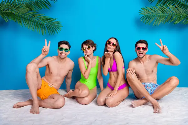 Iyi Erkek Arkadaşlarının Fotoğrafı Kızlar Kumsalda Oturur Işareti Yapar Hava — Stok fotoğraf