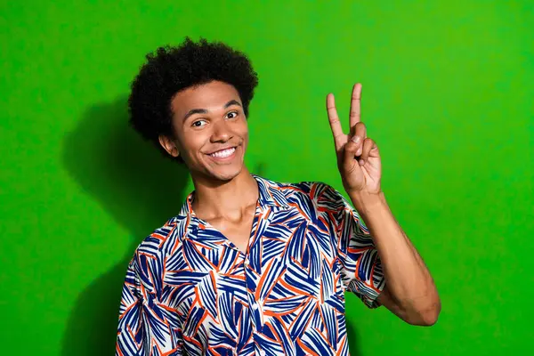 Fotografie Zubatý Usmívající Mladý Chlap Show Znamení Sobě Trendy Košile — Stock fotografie