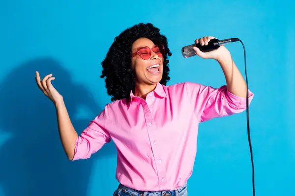 Foto Mulher Muito Jovem Divirta Cantar Karaoke Desgaste Camisa Rosa — Fotografia de Stock