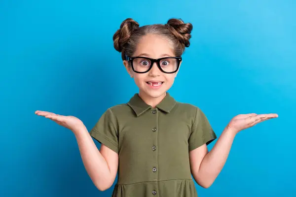 Tatlı Okul Çocuğunun Fotoğrafı Iki Nesne Reklam Satışı Göster Tişörtü — Stok fotoğraf
