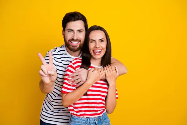 Photo Portrait Lovely Young Couple Hug Show Sign Have Fun — Stock Photo, Image