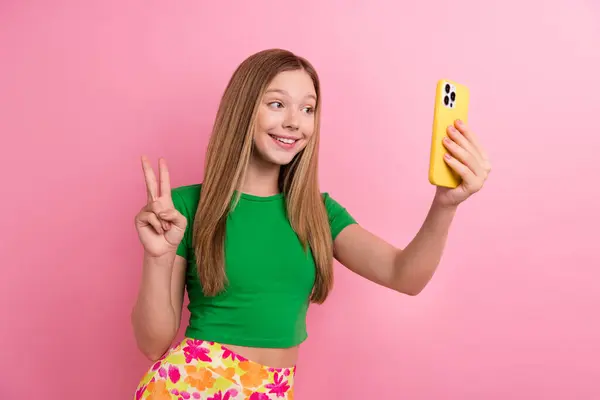 Photo Portrait Pretty Teenager Girl Selfie Photo Show Sign Wear — Stock Photo, Image