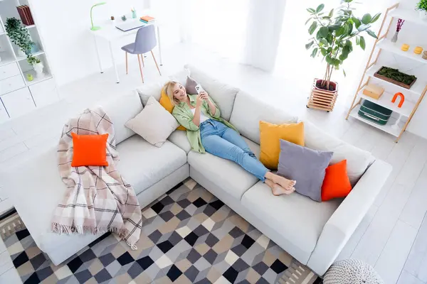 Foto Gadis Cantik Yang Menawan Tergeletak Sofa Interior Putih Ruang — Stok Foto