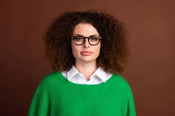 かなり自信を持ってインテリジェントな女の子の静かな顔の写真 茶色の背景に隔離された素敵な波のヘアスタイル — ストック写真