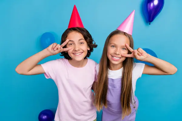 Photo Cute Funky Friends Wear Casual Outfits Birthday Headwear Showing — Stock Photo, Image