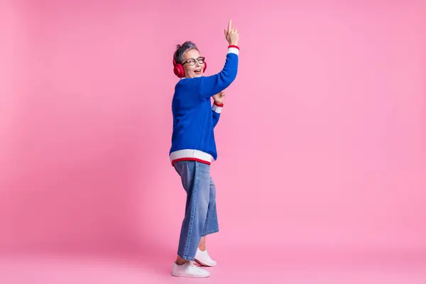 Heyecanlı Yaşlı Kadının Fotoğrafı Kulaklık Listesi Dansı Pastel Renkli Arka — Stok fotoğraf