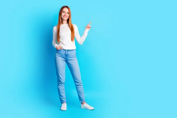 Foto Corpo Inteiro Atraente Jovem Ponto Espaço Vazio Vestido Elegante — Fotografia de Stock