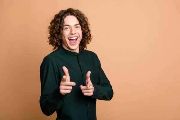 Φωτογραφία Του Νεαρού Ελκυστική Αστείο Άνδρα Ντυμένος Πράσινο Μοντέρνα Ρούχα — Φωτογραφία Αρχείου