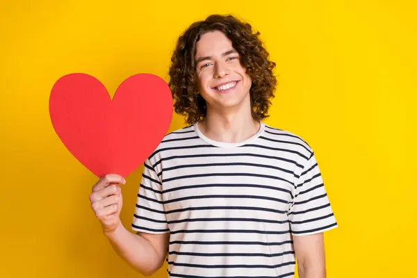 Hoş Bir Genç Adamın Fotoğrafı Elinde Kırmızı Kağıt Kalp Var — Stok fotoğraf
