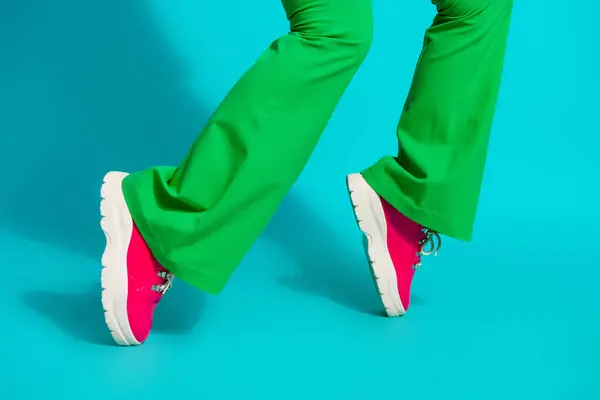 Ausgeschnittenes Foto Von Damenbeinen Gekleidet Rosa Schuhe Grüne Hosen Tanzen — Stockfoto