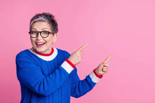 Foto Bella Signora Invecchiata Indicano Dita Spazio Vuoto Indossare Maglione — Foto Stock