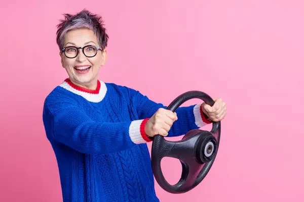 Foto Mujer Positiva Bastante Alegre Usar Ropa Azul Mantener Volante — Foto de Stock