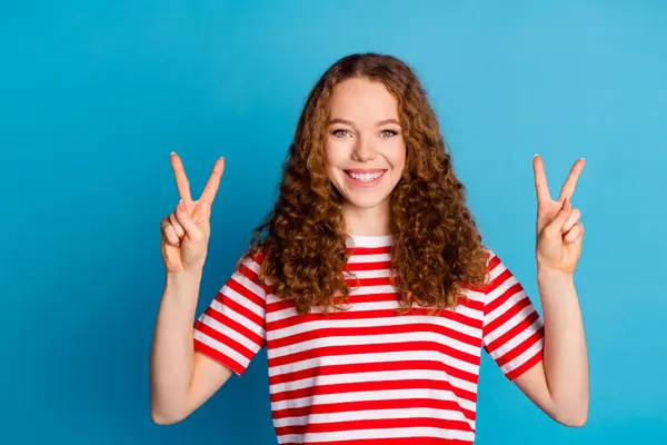 Portret Optymistycznej Uroczej Dziewczyny Kręconymi Włosami Nosić Stylowy Shirt Pokazujący — Zdjęcie stockowe