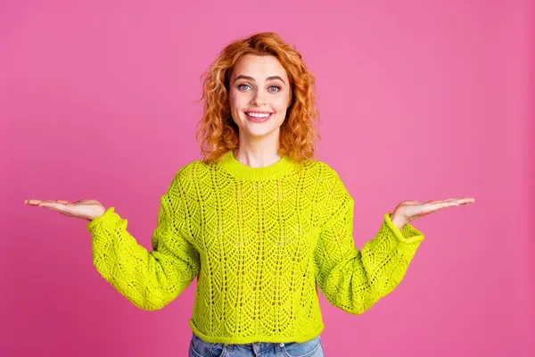 Portret Wesoły Cute Kobieta Nosić Modne Zielone Ubrania Reklamować Produkt — Zdjęcie stockowe