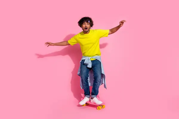 Photo Surprised Funky Man Wear Trendy Yellow Clothes Riding Skateboard — Stock Photo, Image