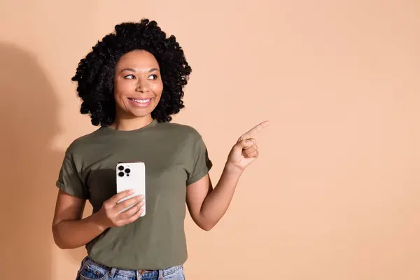 Retrato Pessoa Engraçada Usar Cáqui Shirt Segurando Olhar Smartphone Direcionando — Fotografia de Stock