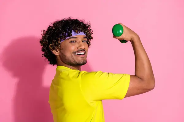 Foto Von Aktiven Starken Athletischen Mann Tragen Stilvolle Gelbe Kleidung — Stockfoto